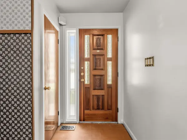 7 Crosby AVE, Toronto W02, ON M6S 2P8