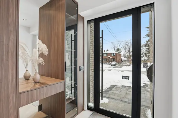 20B Broadview AVE, Mississauga, ON L5H 2S8