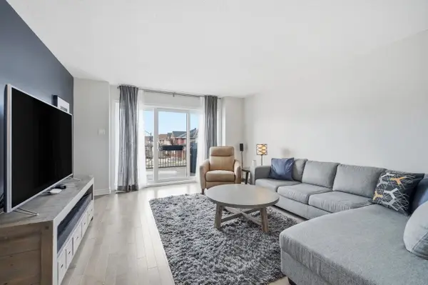 528 Silvertip LN, Kanata, ON K2T 0H7