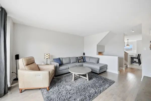 528 Silvertip LN, Kanata, ON K2T 0H7