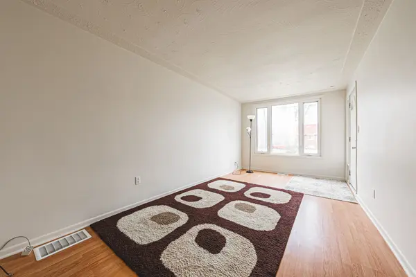 22 Worsley RD, Hamilton, ON L8E 2E7