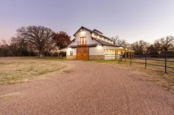 1512 E Henderson Street, Cleburne, TX 76031