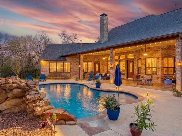 2050 E Oak Shores Drive, Cross Roads, TX 76227