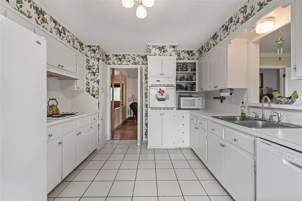 228 Monterrey Drive, Hewitt, TX 76643