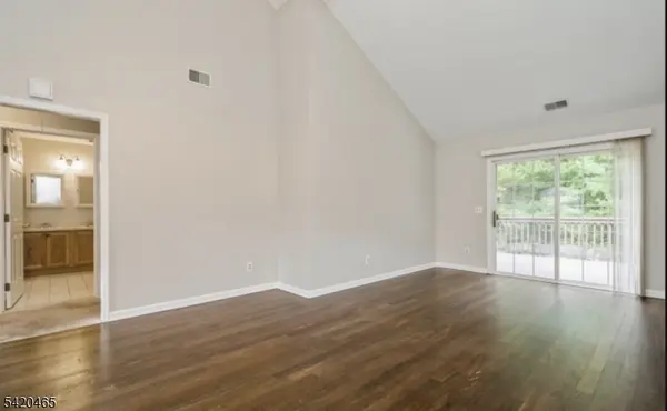 12 Oak Point Dr, Hamburg Boro, NJ 07419