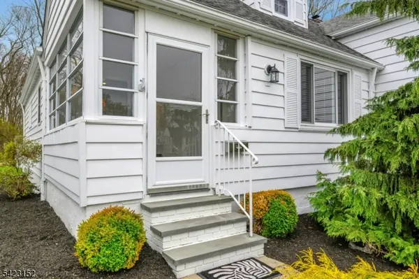 99 Beechwood Rd, Florham Park Boro, NJ 07932