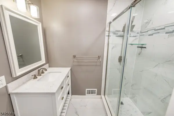 5 Garden Dr, Elmwood Park Boro, NJ 07407