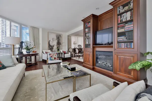 77 Avenue RD #204, Toronto C02, ON M5R 3R8