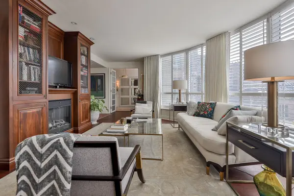 77 Avenue RD #204, Toronto C02, ON M5R 3R8