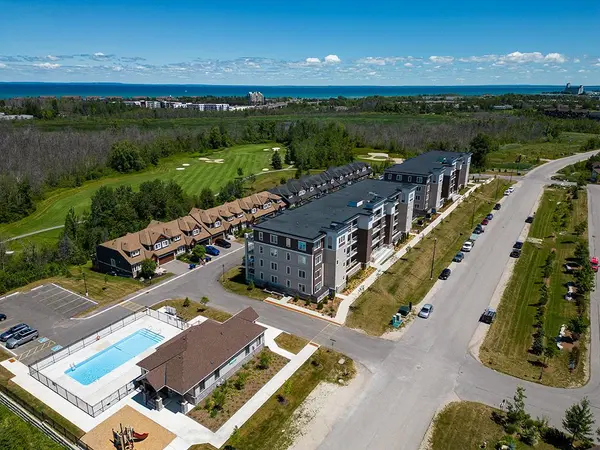 17 Spooner CRES #205, Collingwood, ON L9Y 1T3