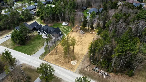 35 Marni LN, Springwater, ON L0L 2K0