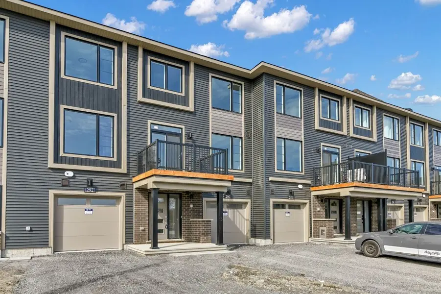 290 Bankside ST, Barrhaven, ON K2J 3M8