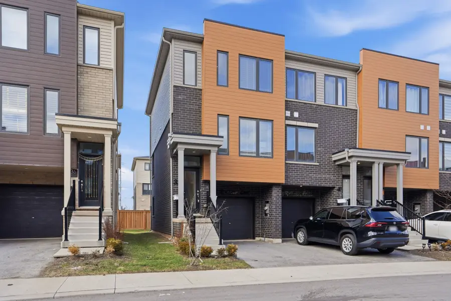 32 Radison LN, Hamilton, ON L7R 4E2