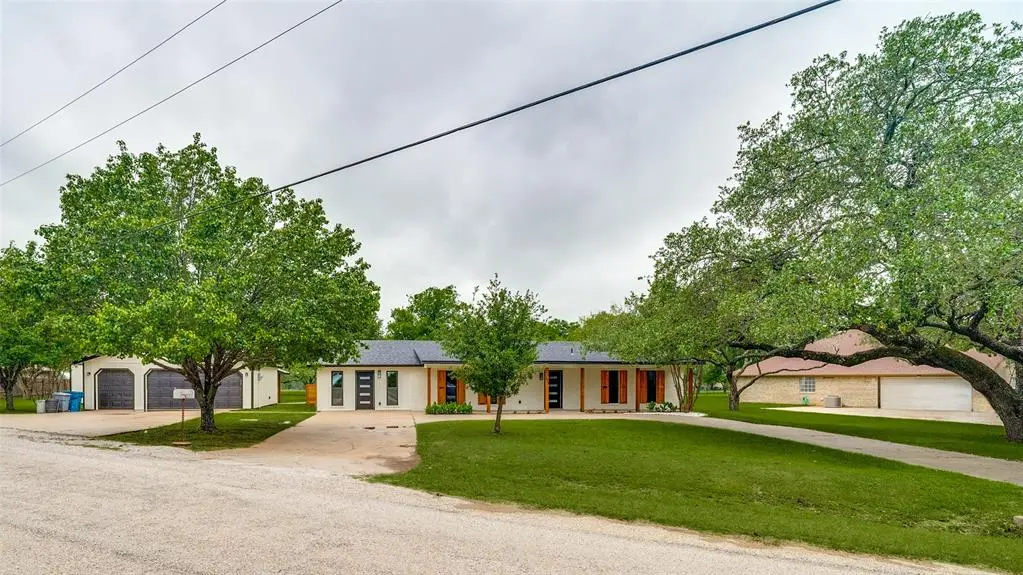 512 Grandview Drive, Granbury, TX 76049