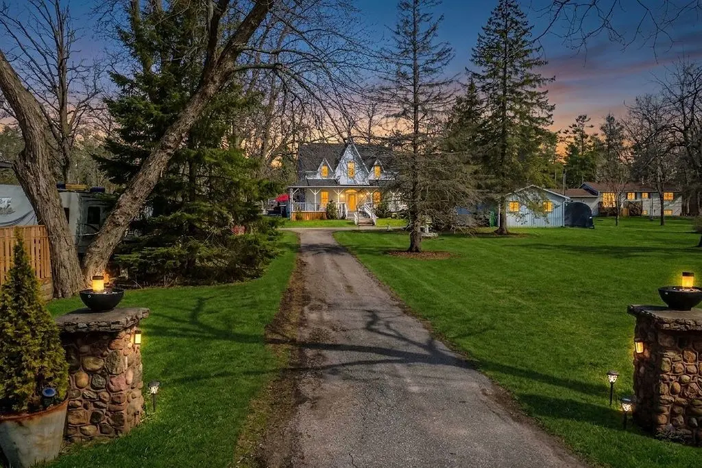 8 Lakeshore RD E, Oro-medonte, ON L0L 2E0