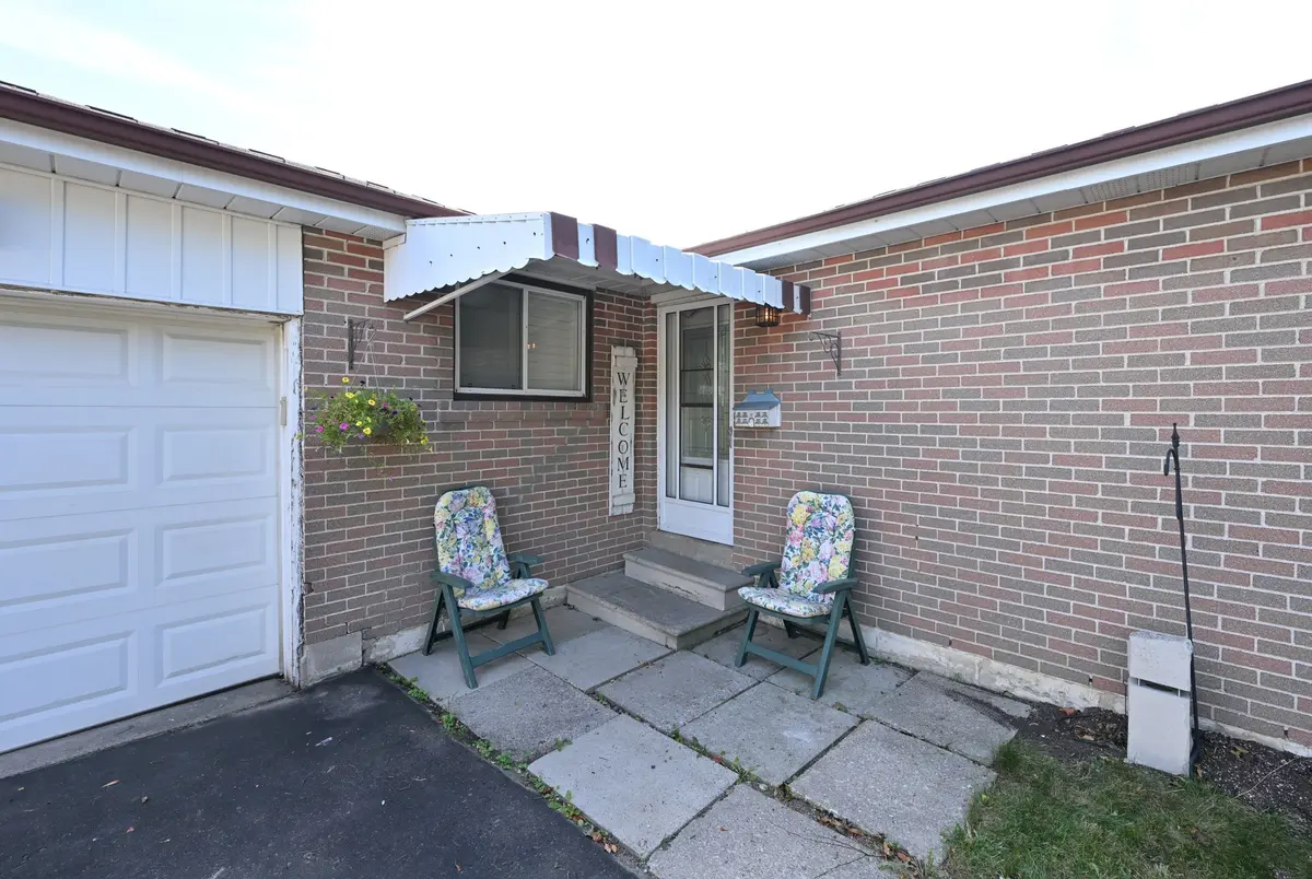 8 Beechwood CRES, Brampton, ON L6T 1Y1