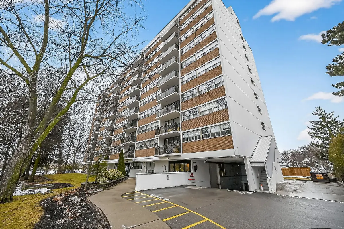 212 Kerr ST #702, Oakville, ON L6K 3B1