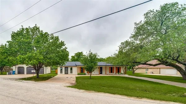 512 Grandview Drive, Granbury, TX 76049
