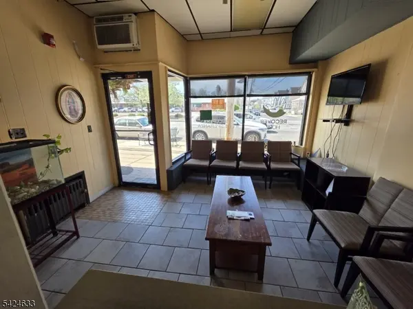 91 Lakeview Ave, Clifton City, NJ 07011