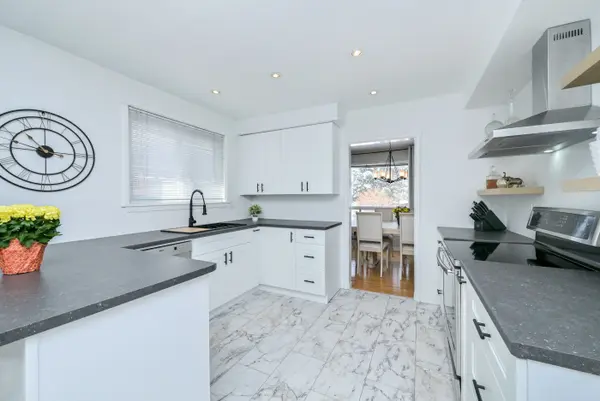 8 Beechwood CRES, Brampton, ON L6T 1Y1