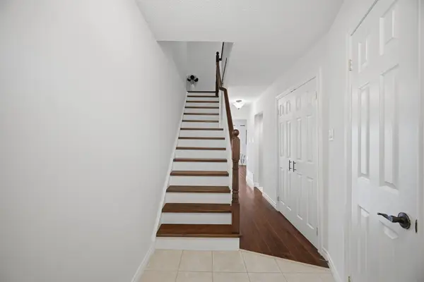 1 Tara Park CT #1, Brampton, ON L6V 3E4