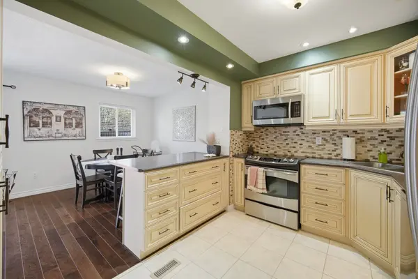 1 Tara Park CT #1, Brampton, ON L6V 3E4