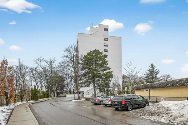 212 Kerr ST #702, Oakville, ON L6K 3B1