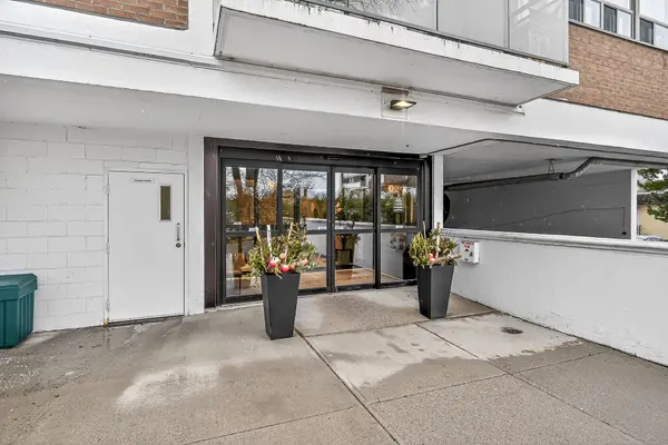 212 Kerr ST #702, Oakville, ON L6K 3B1
