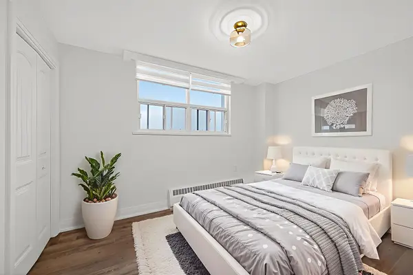 212 Kerr ST #702, Oakville, ON L6K 3B1