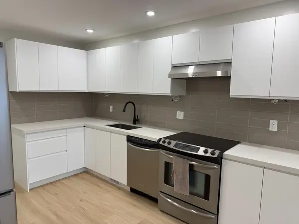 873 Hollyhill CT #Main, Mississauga, ON L4Y 2E2