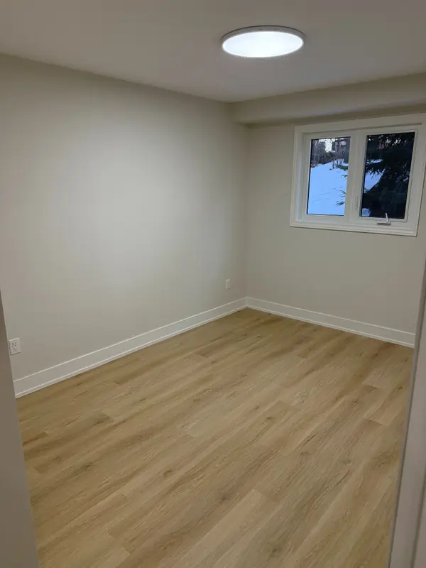 873 Hollyhill CT #Main, Mississauga, ON L4Y 2E2