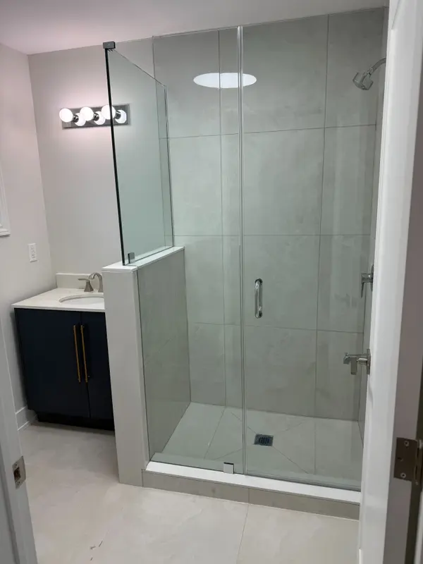 873 Hollyhill CT #Main, Mississauga, ON L4Y 2E2