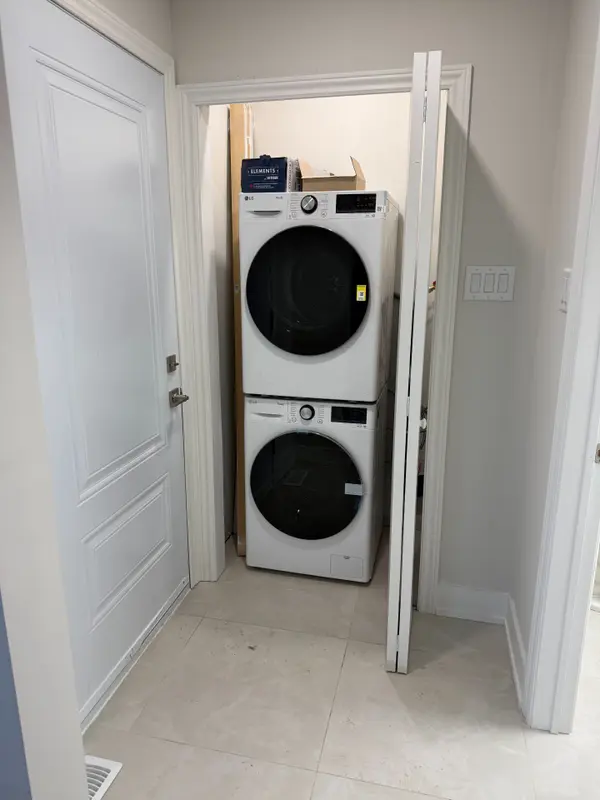 873 Hollyhill CT #Main, Mississauga, ON L4Y 2E2