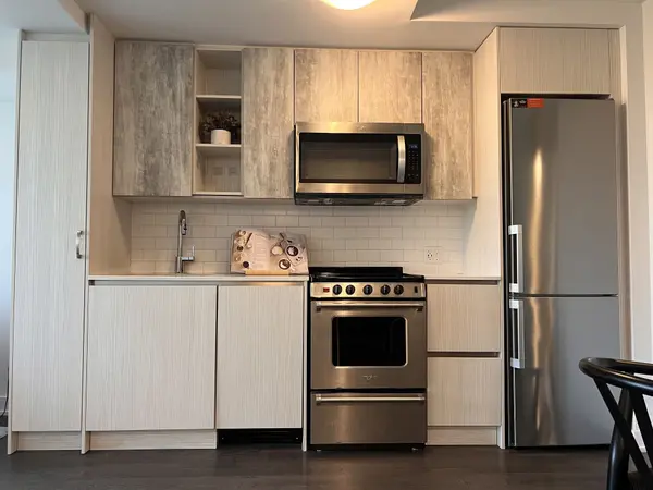 251 Manitoba ST #317, Toronto W06, ON M8Y 0C7