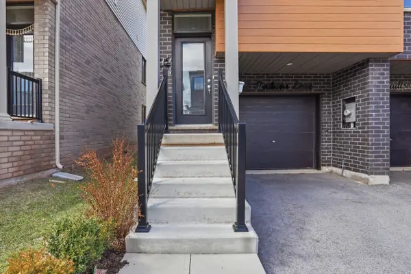 32 Radison LN, Hamilton, ON L7R 4E2