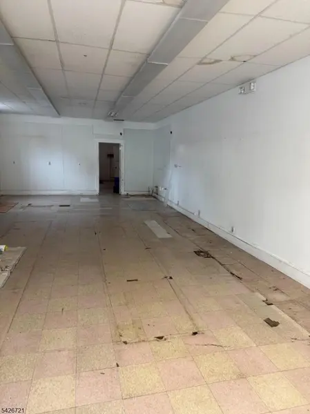 54 Center St, Clifton City, NJ 07011