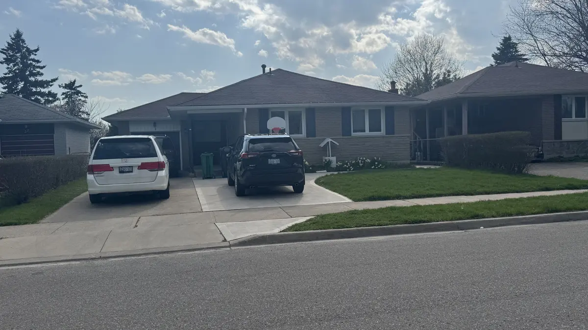 34 Haslemere AVE, Brampton, ON L6W 2X4