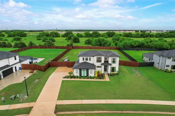 418 Whispering Way, Red Oak, TX 75154