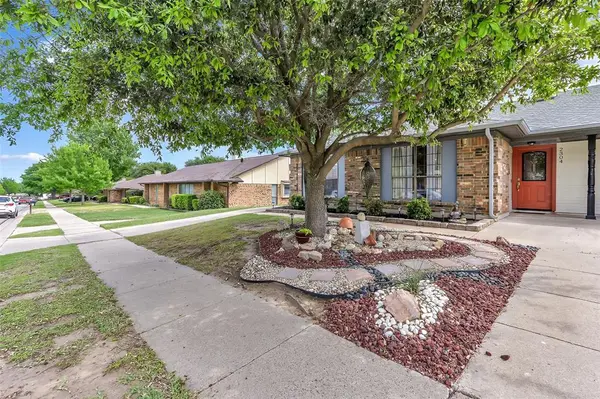 2304 Oakmont Drive, Bedford, TX 76022