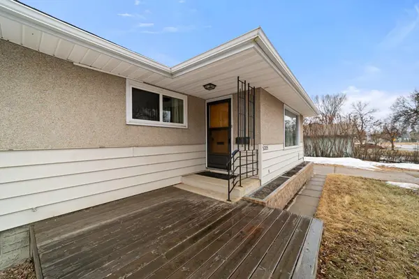 5205 56 ST, Camrose, AB T4V2E2