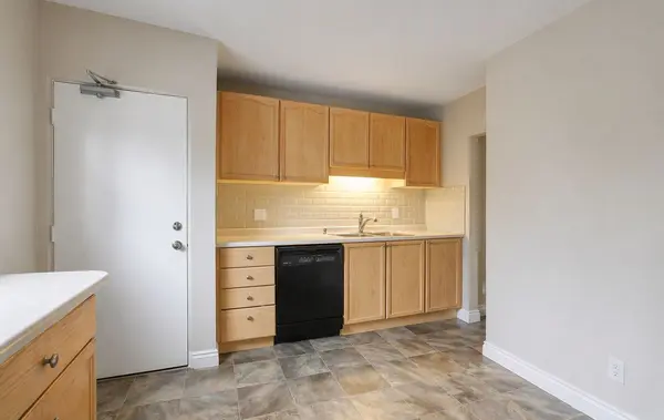 66 Walter AVE #Main, Newmarket, ON L3Y 2T3