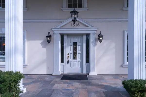 1316 Cambridge DR, Oakville, ON L6J 1S3