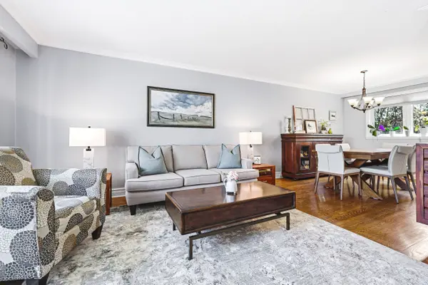 668 Chestnut PL, Burlington, ON L7N 3E8