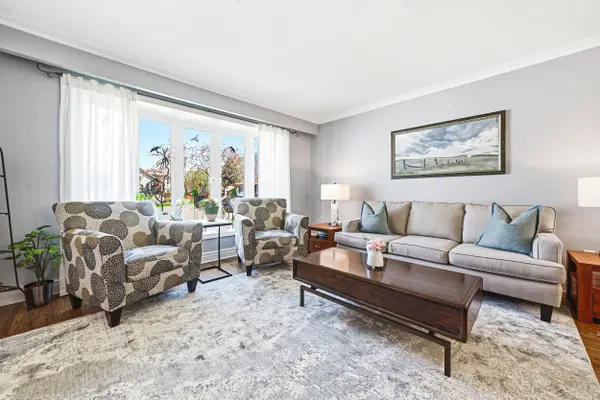 668 Chestnut PL, Burlington, ON L7N 3E8