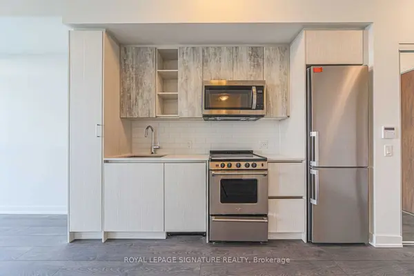 251 Manitoba ST #2401, Toronto W06, ON M8Y 4G9