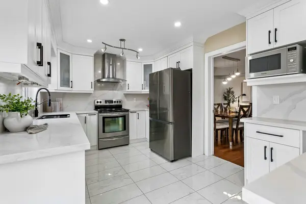 6769 Gracefield DR, Mississauga, ON L5N 6T5