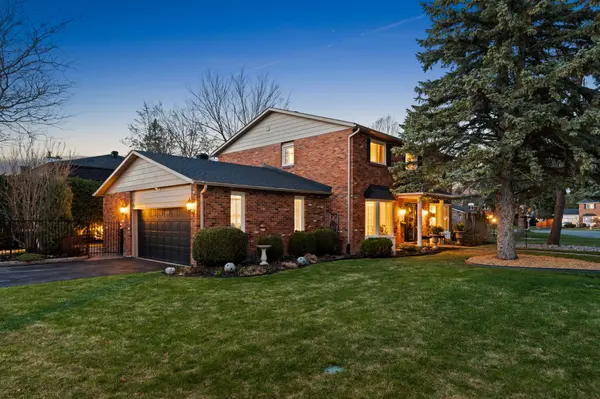 1 Erinlea CT, Country Place - Pineglen - Crestview And Area, ON K2E 7C8