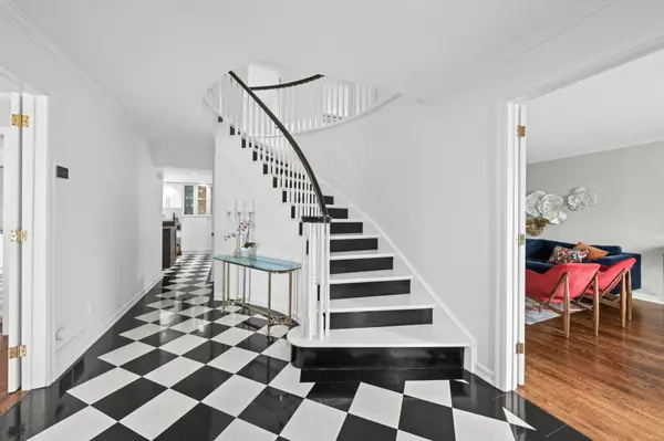 1 Erinlea CT, Country Place - Pineglen - Crestview And Area, ON K2E 7C8