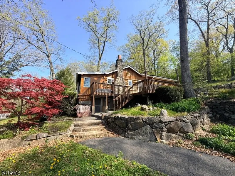 390 Lakeview Ave, Ringwood Boro, NJ 07456