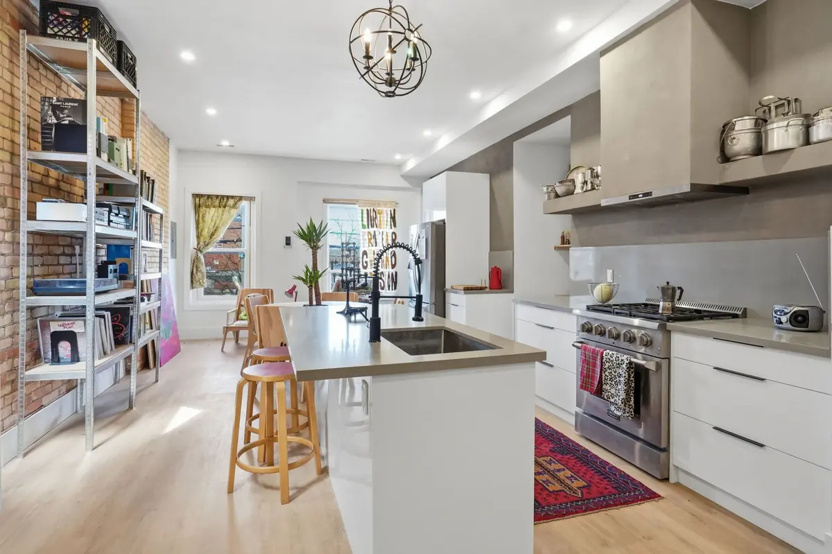 472 Barton ST E #Upper, Hamilton, ON L8L 2Y8